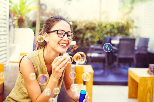 Ragazza che fa le bolle di sapone