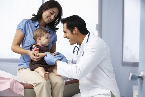 Mamma e bambina dal pediatra