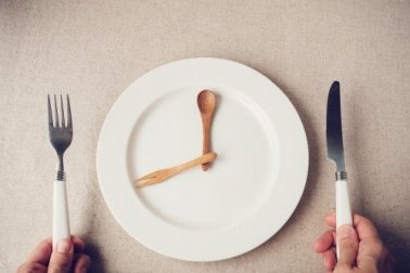 Benefici del digiuno intermittente e falsi miti