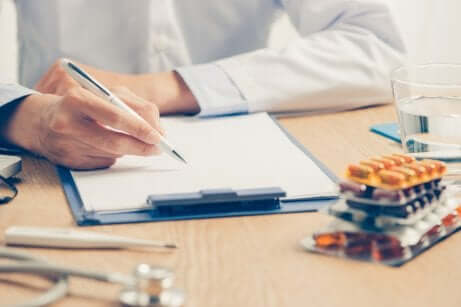 Medico che prescrive delle medicine