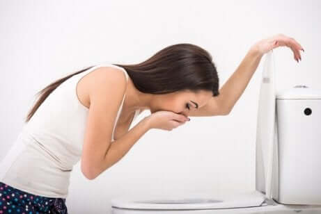 Donna con nausea