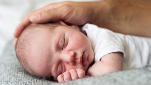 Neonato che dormo