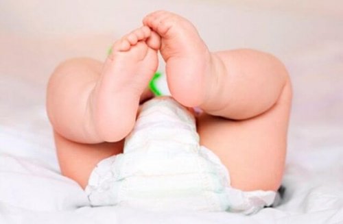 Gambe del neonato.