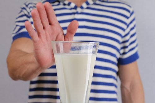 Persona che si rifiuta di bere latte