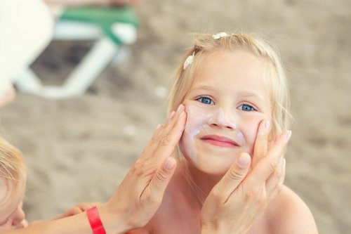 Proteggere la pelle dei bambini mettendo la protezione sul viso