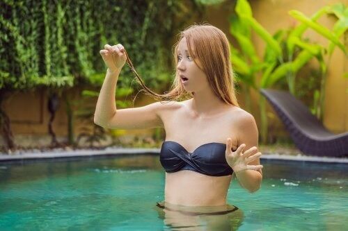 Proteggere i capelli dal cloro della piscina