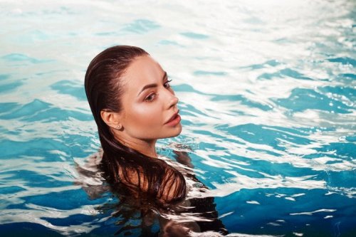 Ragazza che fa il bagno in piscina