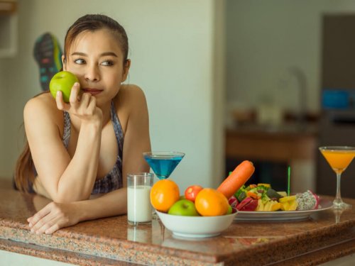 Ragazza davanti a piatti con frutta e verdura