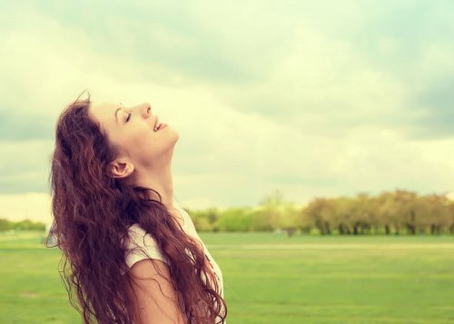 Donna felice in mezzo alla natura.