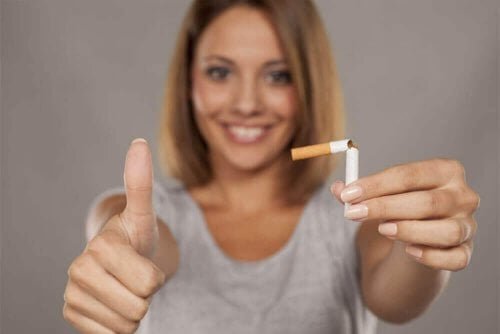 Donna che ha deciso di smettere di fumare