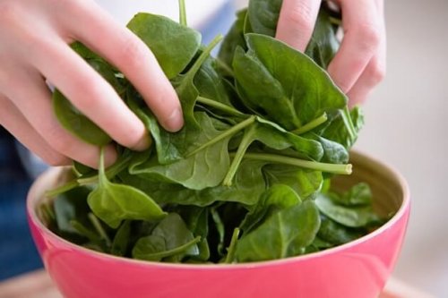 Preparare una insalata di spinaci