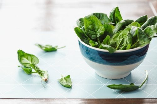 Mangiare gli spinaci crudi: 5 benefici