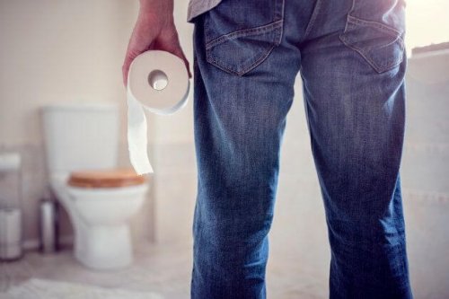 Uomo con carta igienica in mano