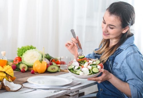 Donna che mangia insalata per ridurre il consumo di carne