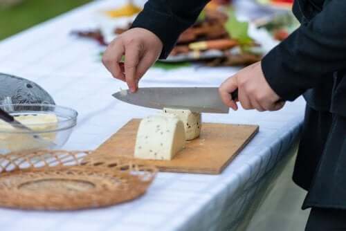 Tagliare il formaggio: trucchi in base alla forma
