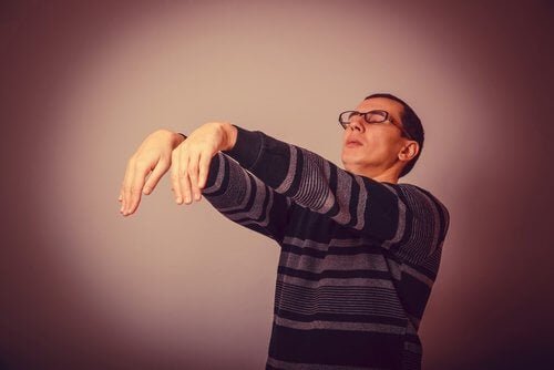 Uomo che cammina durante il sonno