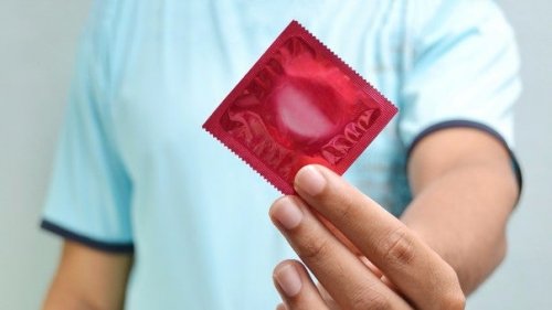 Uomo usa il condom