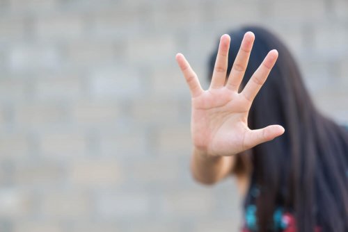 Ragazza che dice basta al perché si approfittano di lei.