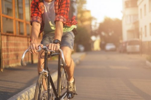 Ragazzo che ha deciso di andare in bici