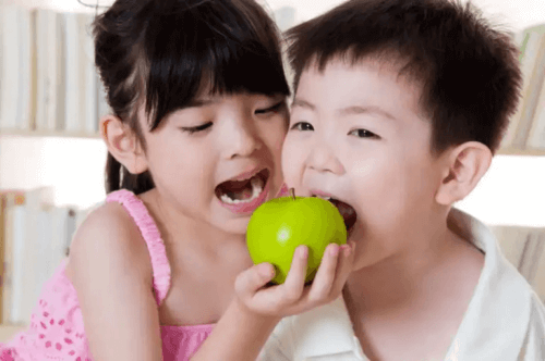 Trattare la stipsi infantile con 13 rimedi naturali