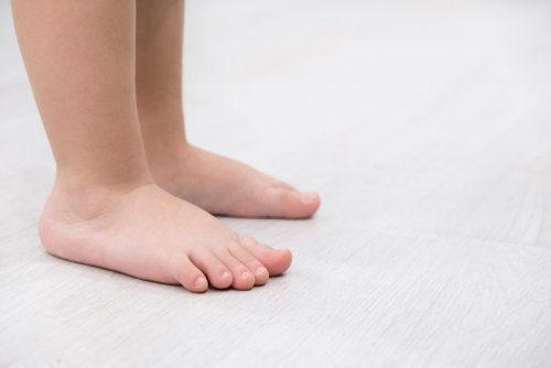 Bambino con i piedi piatti