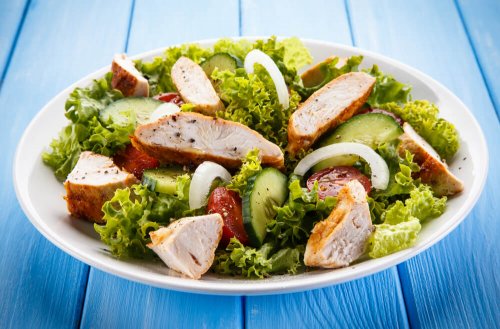 Caesar salad con pollo.