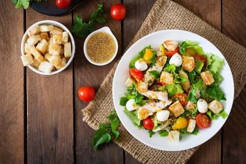 Ricette per preparare la Caesar salad.