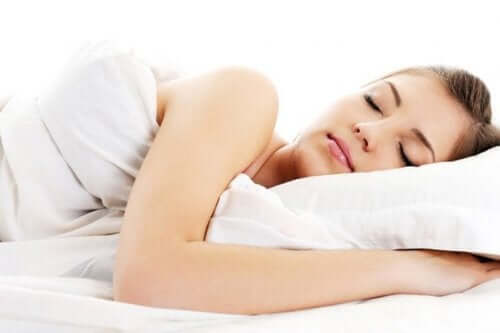 Ragazza che riposa felice