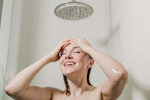 Fare una doccia tiepida per abbassare la febbre