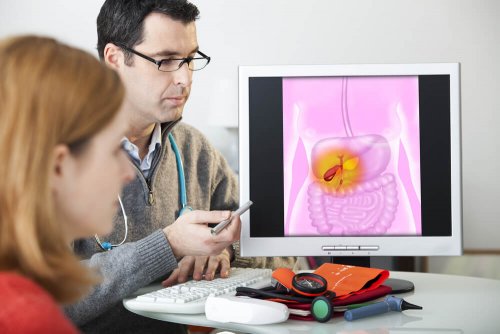 Medici che osservano immagine del fegato al computer