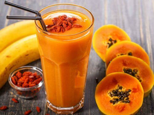 Frullato alla papaya per disinfiammare la pancia.