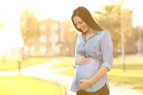 Donna felice per il sostegno familiare durante la gravidanza