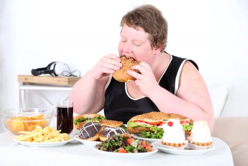 Giovane obeso che mangia troppo