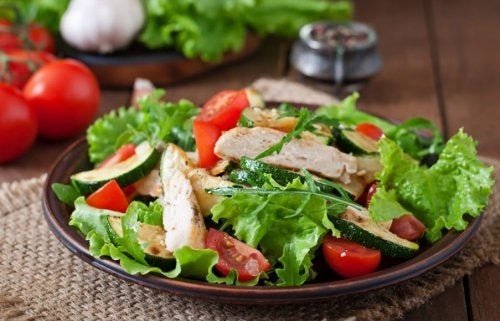 Insalata di pollo con lattuga e pomodoro.