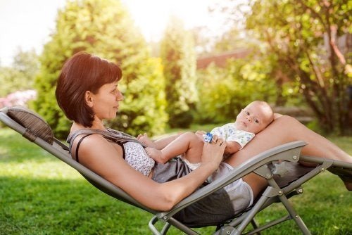 Post parto in estate, mamma e figlio sulla sdraio