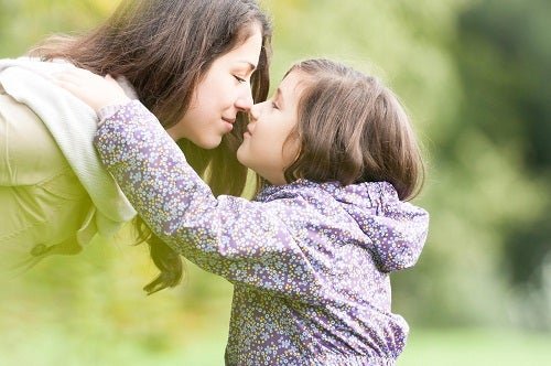 Mamma e figlia affettuose per imparare a gestire le emozioni