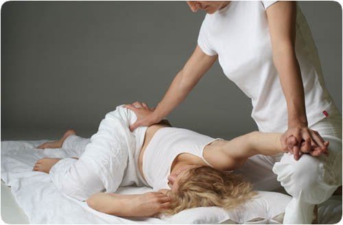 Donna che fa un massaggio shiatsu