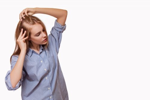 Ragazza bionda con diradamento dei capelli