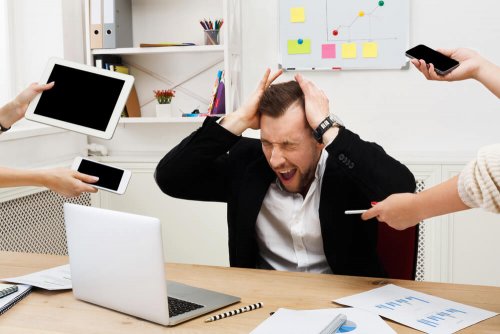 Uomo pieno di compiti da svolgere.