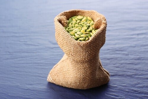 Sacco di iuta con chicchi di caffè verde