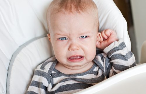 Neonato che piange a causa della otite