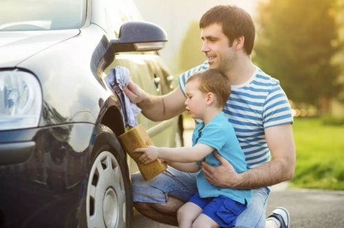 Padre e figlio che lavano la macchina insieme