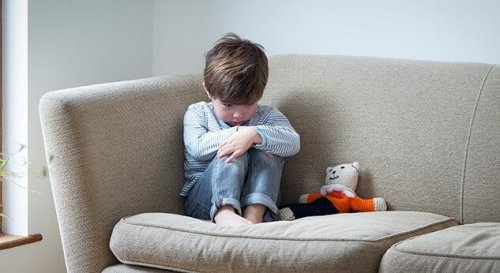 Disturbi dello spettro autistico, bambino in atteggiamento risentito