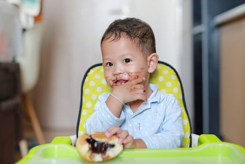 Bimbo mangia un dolce