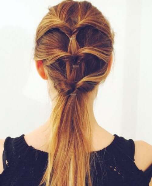 Ragazza con coda di cavallo tripla