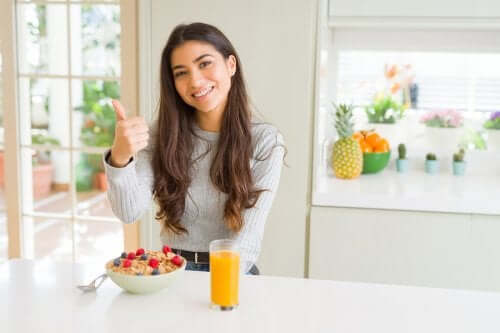 Ragazza che fa una colazione sana e naturale