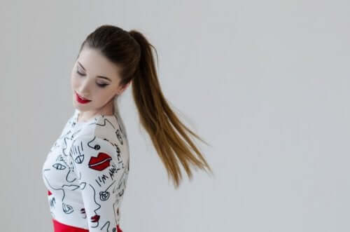 Sfoggiare una coda di cavallo in modi diversi