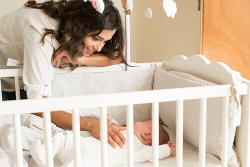 Mamma che prova a far dormire meglio il neonato