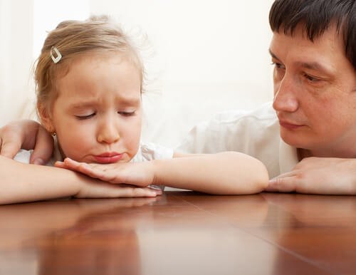 Padre consola la figlia