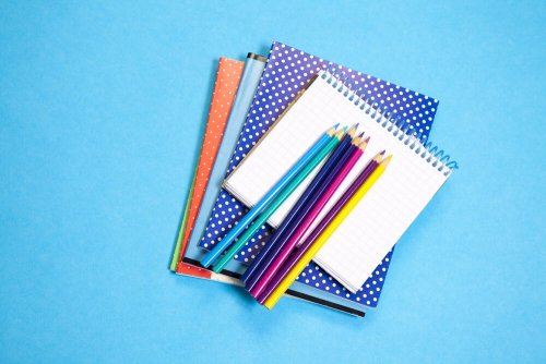 Quaderni e colori a matita